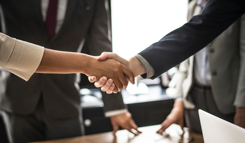 Parceria e compromisso representados por um aperto de mãos