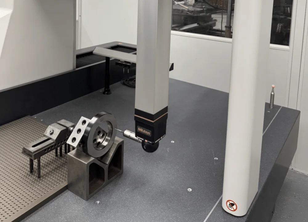Inspeção dimensional em máquina de medição tridimensional